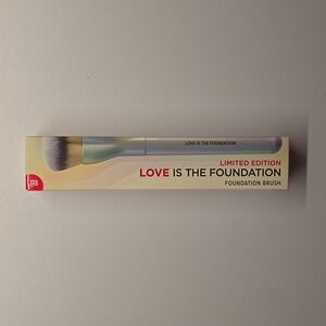IT Cosmetics Love Is The Foundation Brush